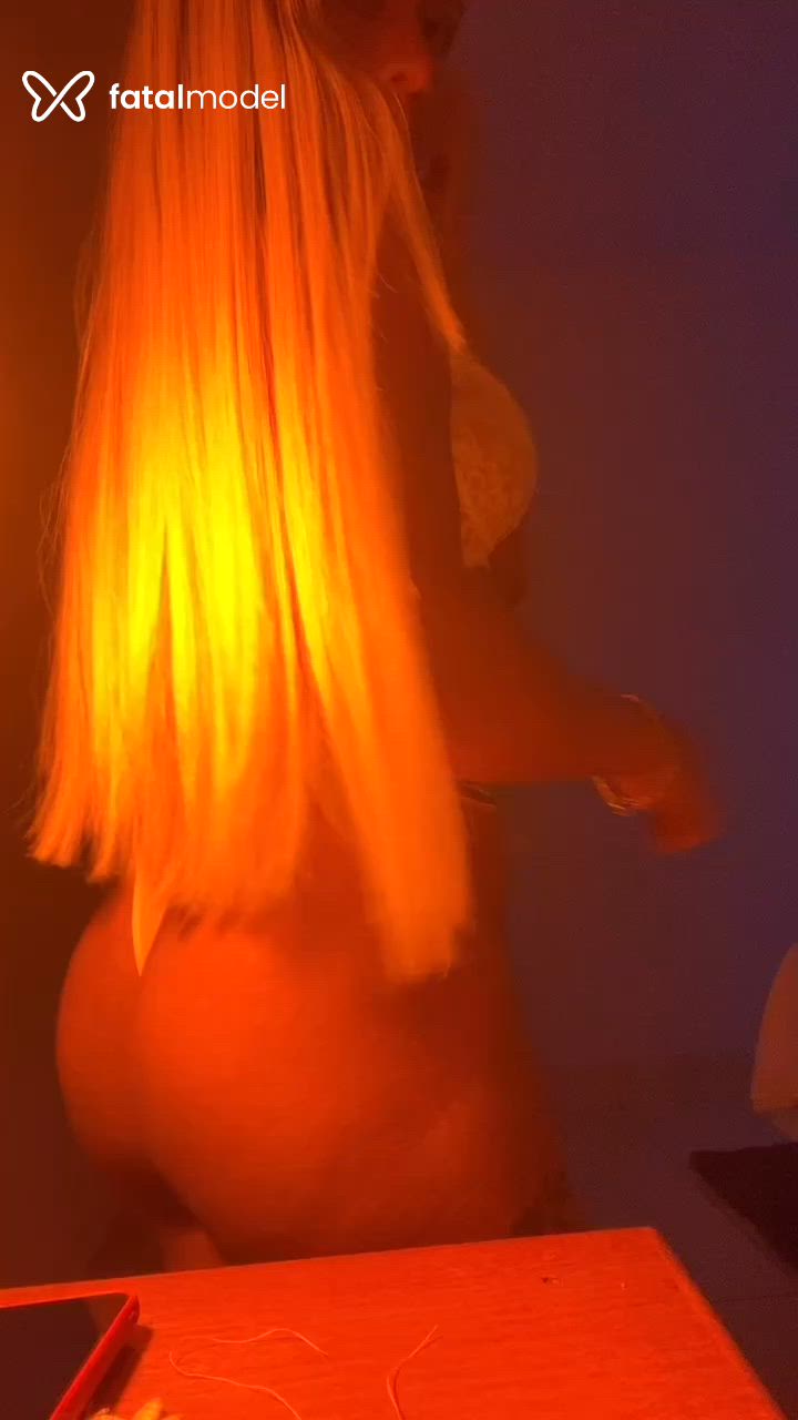 Acompanhante mulher loira (o) de olhos castanhos - Bianca