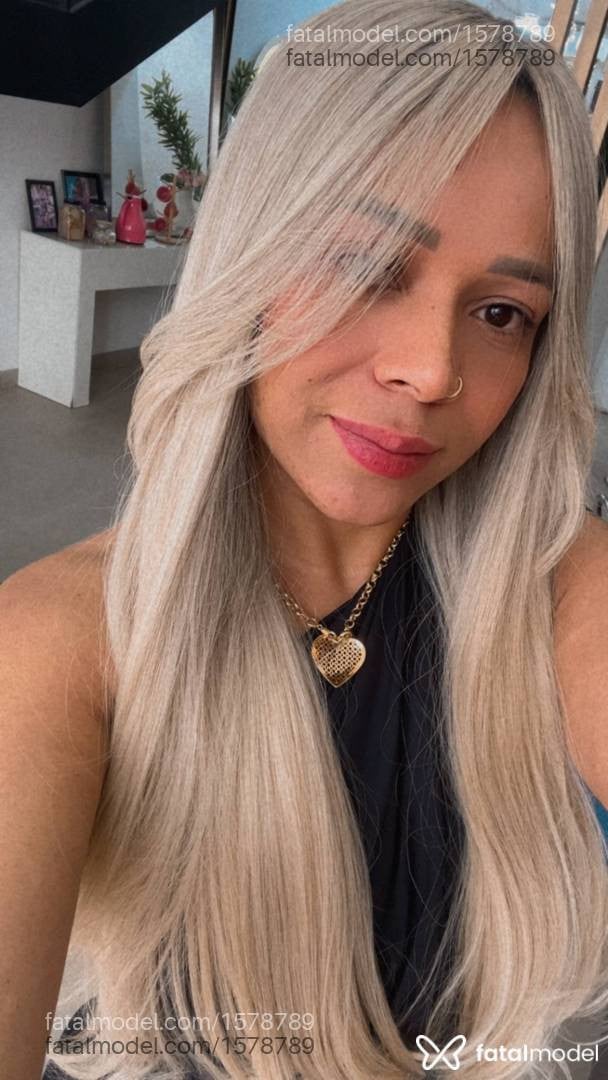 Acompanhante mulher loira (o) de olhos castanhos - Bianca