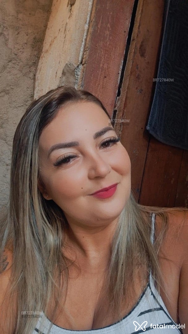 Acompanhante mulher loira (o) de olhos castanhos em Caratinga Acompanhante mulher loira (o) de olhos castanhos em Caratinga - Cinthya