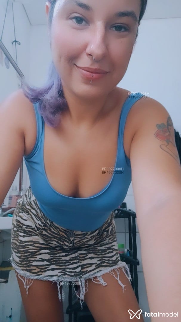 Acompanhante mulher com cabelo colorido de olhos castanhos em Virtual - Candy