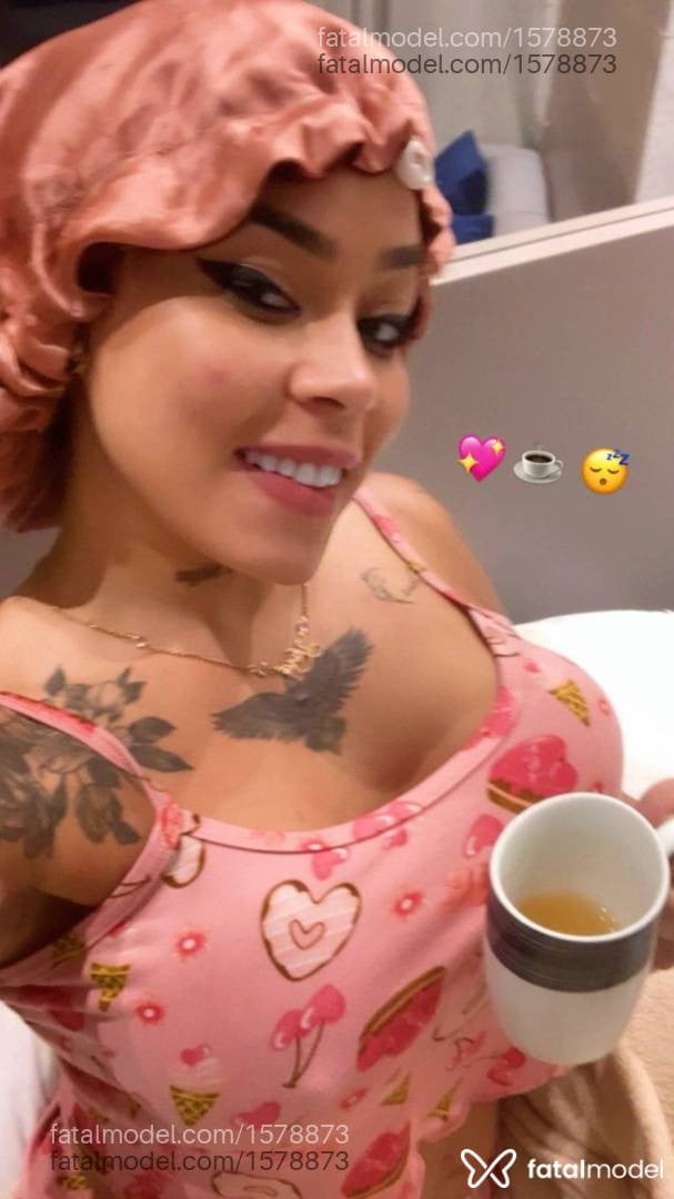 Acompanhante mulher com cabelo castanho de olhos mel - Yumi Satto