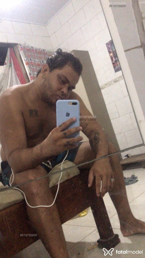 Acompanhante homem com cabelo castanho de olhos mel - Samael Acompanhante homem com cabelo castanho de olhos mel - Samael