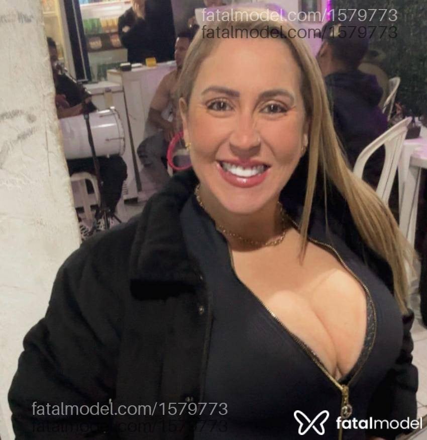 Acompanhante mulher loira (o) de olhos castanhos - Gaby