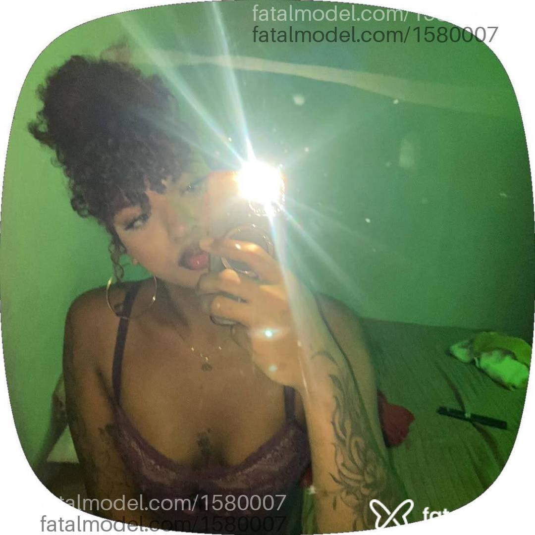 Acompanhante mulher trans com cabelo castanho de olhos castanhos - Cristhiny
