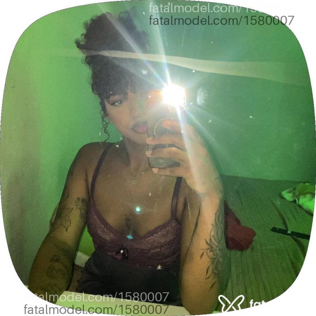 Acompanhante mulher trans com cabelo castanho de olhos castanhos - Cristhiny