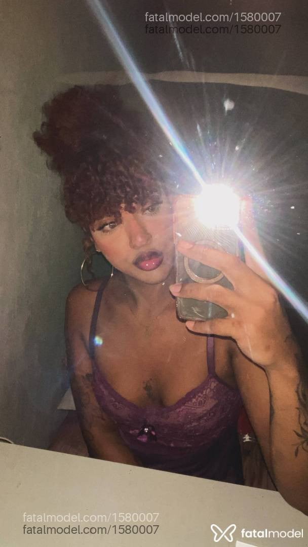 Acompanhante mulher trans com cabelo castanho de olhos castanhos - Cristhiny