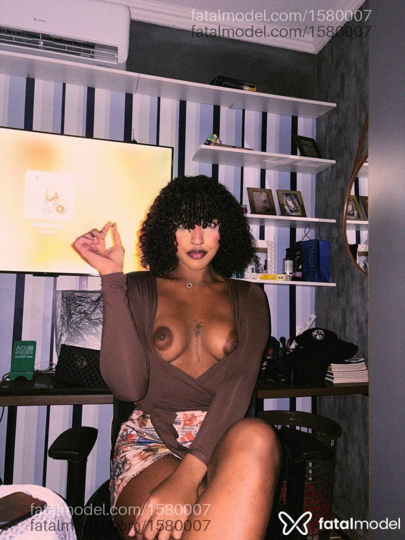 Acompanhante mulher trans com cabelo castanho de olhos castanhos - Cristhiny