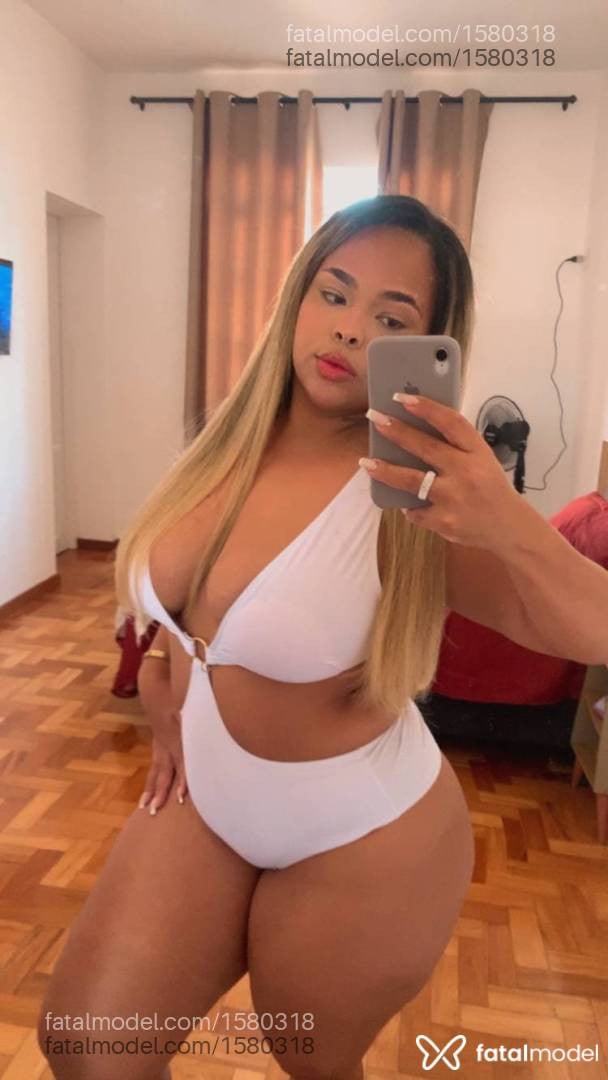 Acompanhante mulher loira (o) de olhos castanhos - Monique
