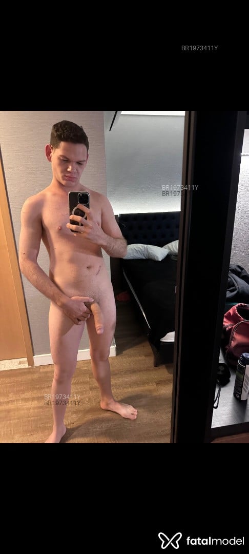 Acompanhante homem com cabelo castanho de olhos castanhos em Goiânia - Victor Martins