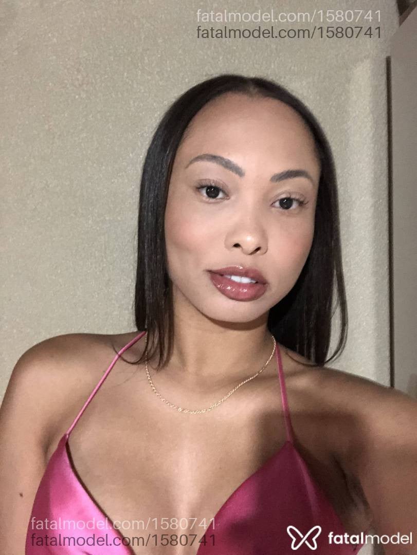Acompanhante mulher com cabelo castanho de olhos castanhos - Japonesa