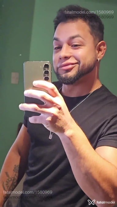 Acompanhante homem com cabelo castanho de olhos castanhos - Caio Vernek Acompanhante homem com cabelo castanho de olhos castanhos - Caio Vernek