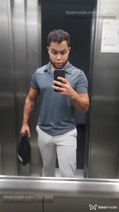Acompanhante homem com cabelo castanho de olhos castanhos - Caio Vernek Acompanhante homem com cabelo castanho de olhos castanhos - Caio Vernek