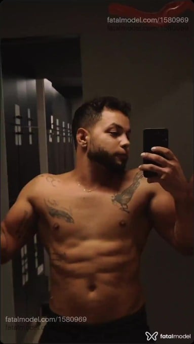 Acompanhante homem com cabelo castanho de olhos castanhos - Caio Vernek Acompanhante homem com cabelo castanho de olhos castanhos - Caio Vernek