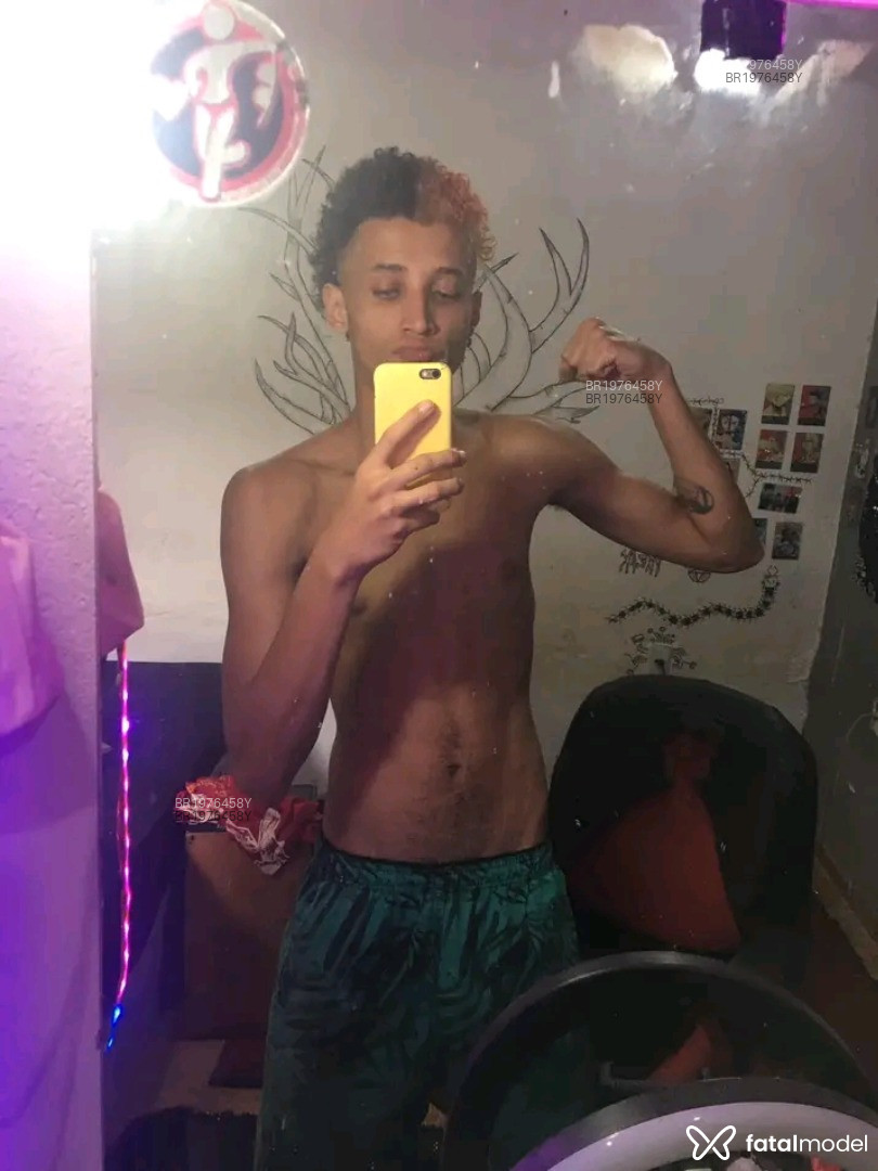 Acompanhante homem morena (o) de olhos verdes em Virtual - DotRevoltado