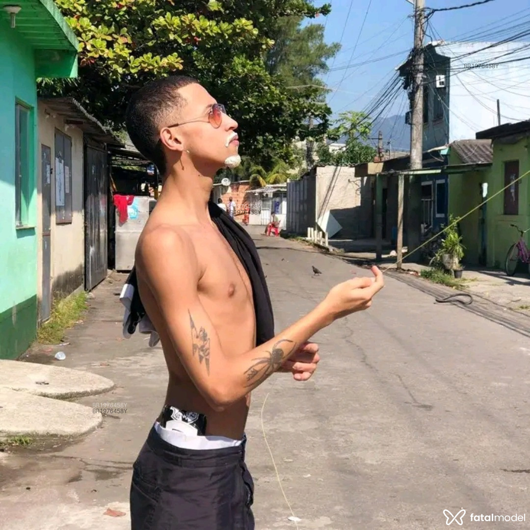 Acompanhante homem morena (o) de olhos verdes em Virtual - DotRevoltado