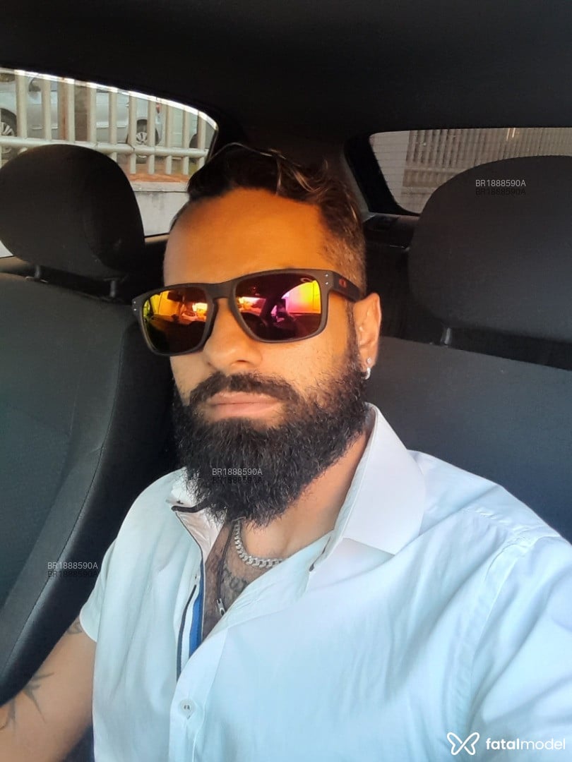 Acompanhante homem com cabelo castanho de olhos castanhos em Florianópolis - Scorpion