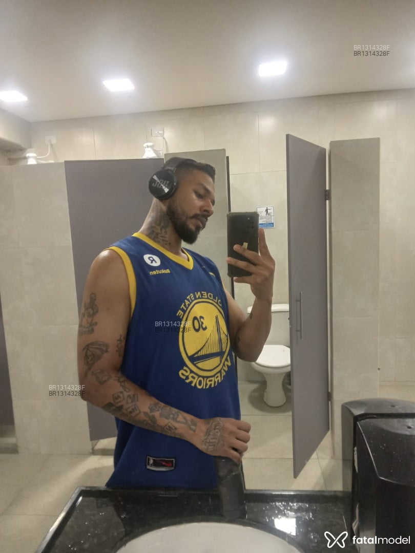 Acompanhante homem com cabelo castanho de olhos castanhos em Curitiba - Gabriel Teixeira