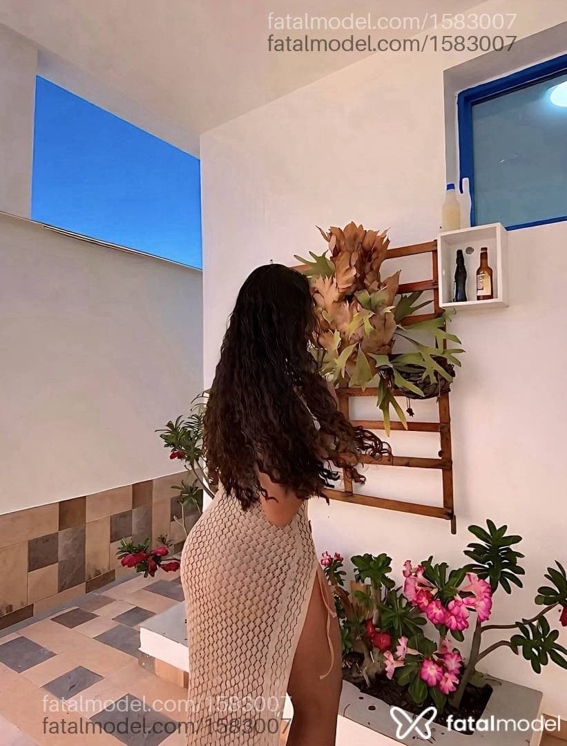 Acompanhante mulher morena (o) de olhos pretos - Aurora Martini