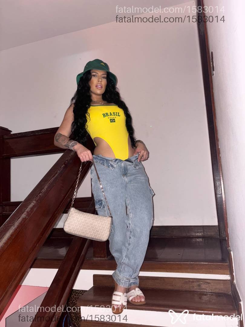 Acompanhante mulher morena (o) de olhos verdes em Macaé - Karine Reis