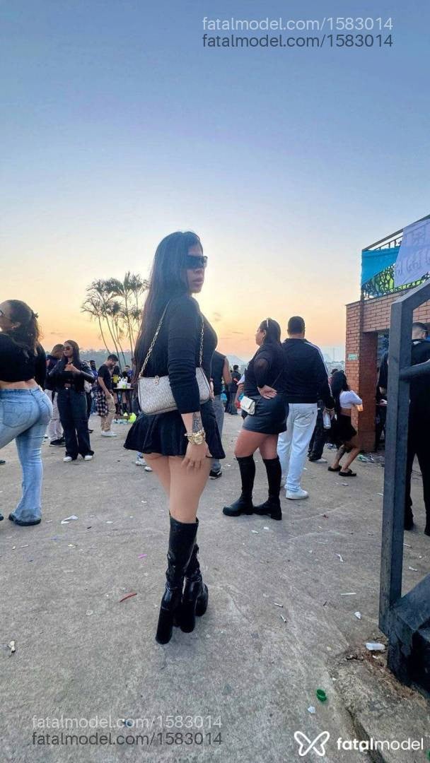 Acompanhante mulher morena (o) de olhos verdes - Karine Reis