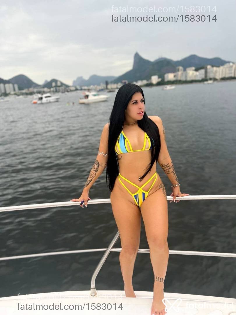 Acompanhante mulher morena (o) de olhos verdes - Karine Reis