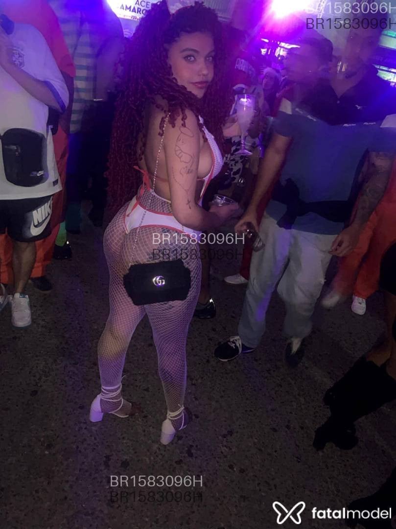 Acompanhante mulher com cabelo colorido de olhos castanhos em Joinville - Safira
