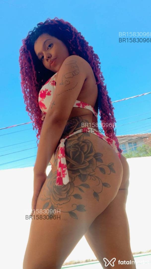 Acompanhante mulher com cabelo colorido de olhos castanhos em Joinville - Safira