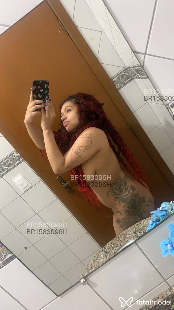 Acompanhante mulher com cabelo colorido de olhos castanhos em Joinville - Safira