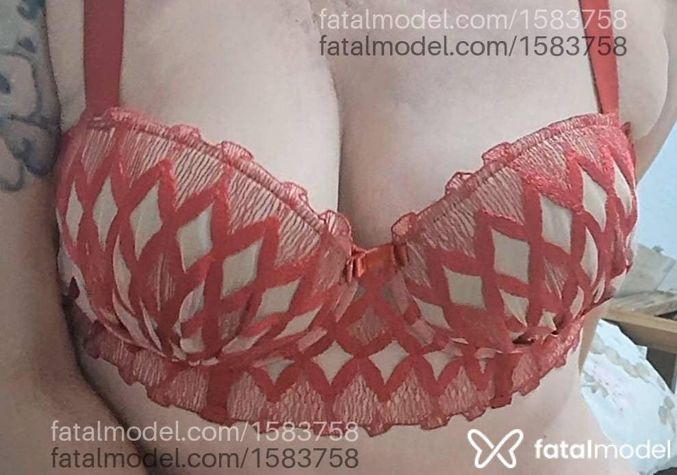 Acompanhante mulher com cabelo castanho de olhos castanhos - Alexia Dourado