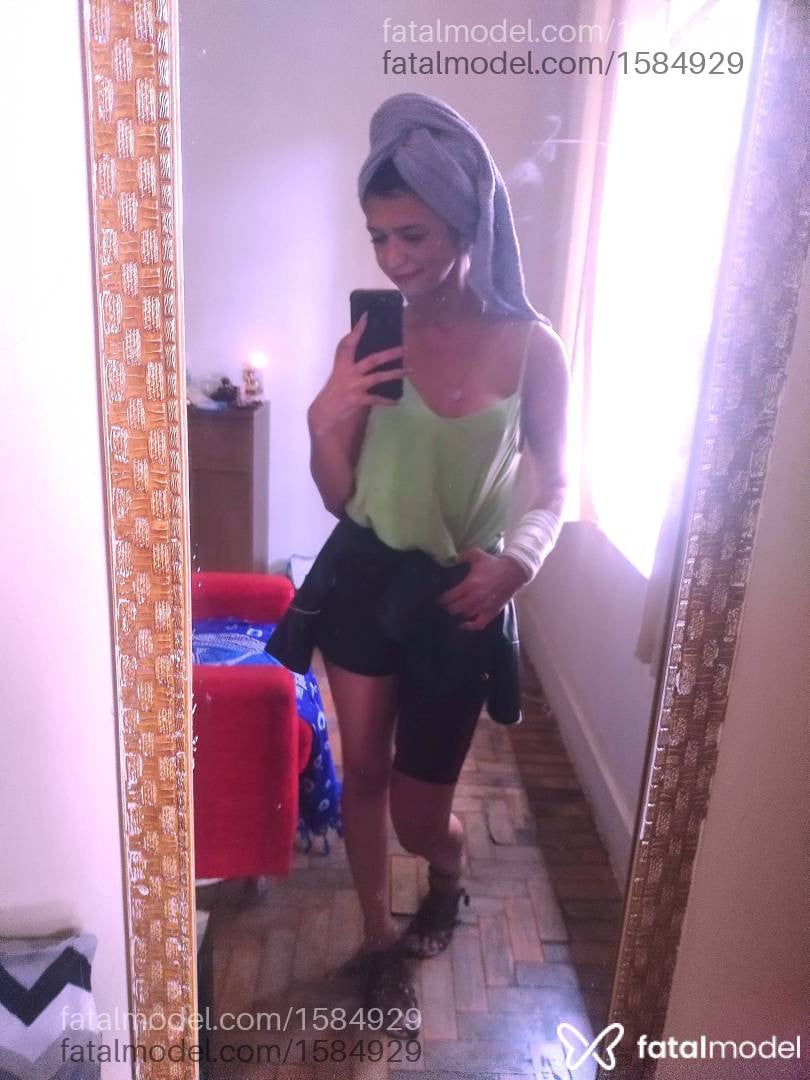 Acompanhante mulher com cabelo castanho de olhos castanhos - Livia