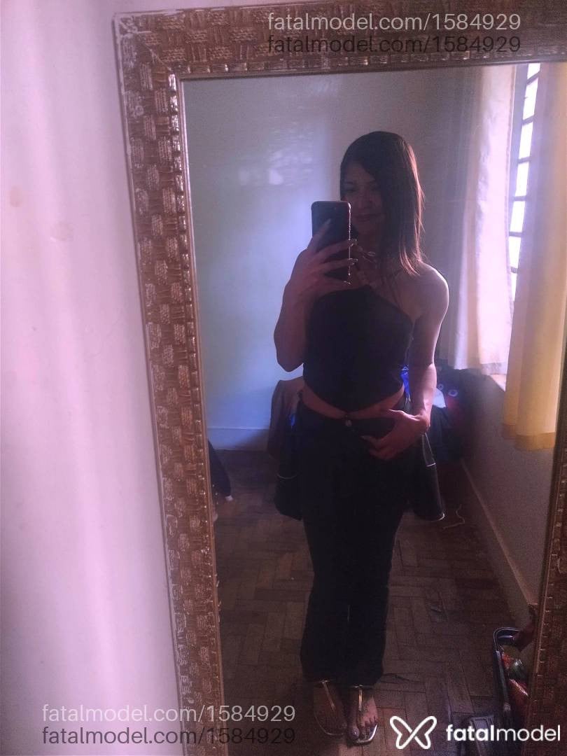 Acompanhante mulher com cabelo castanho de olhos castanhos - Livia