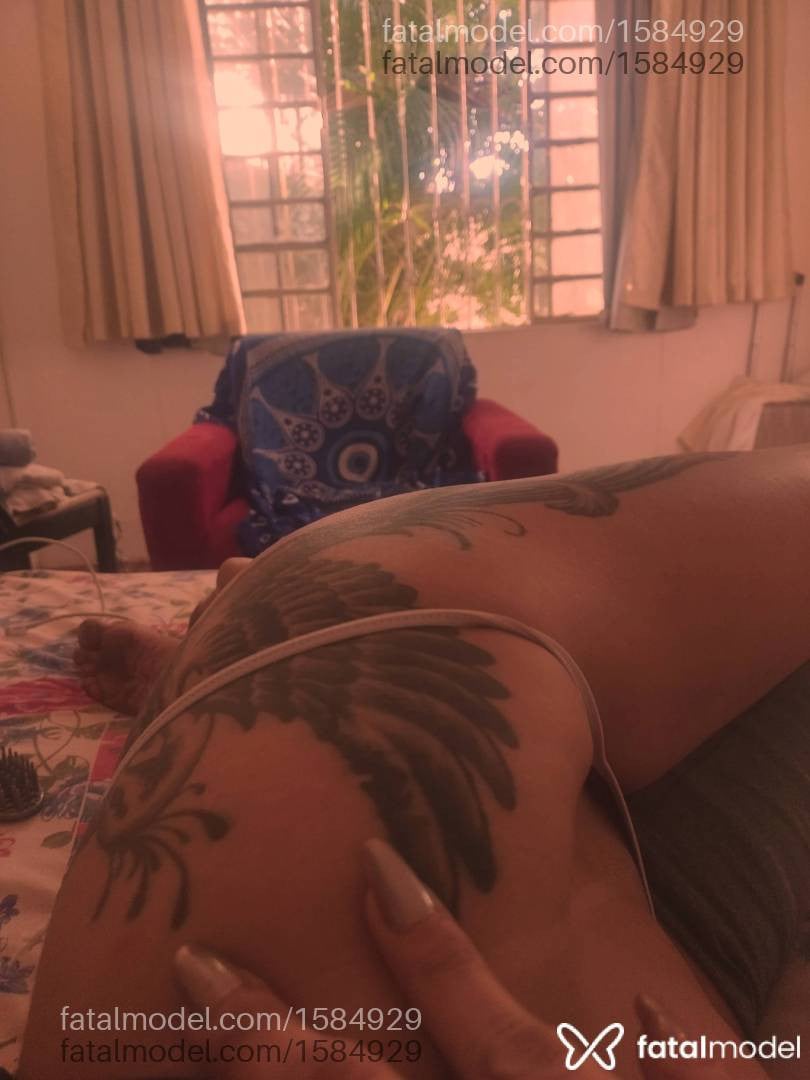 Acompanhante mulher com cabelo castanho de olhos castanhos - Livia