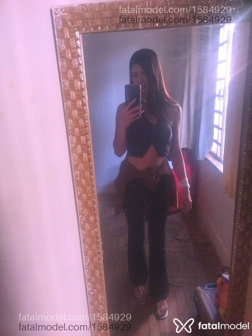 Acompanhante mulher com cabelo castanho de olhos castanhos - Livia