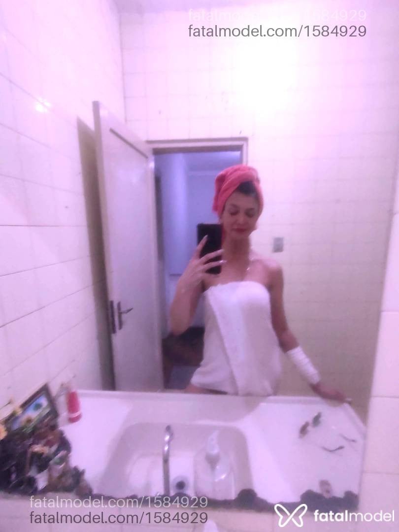 Acompanhante mulher com cabelo castanho de olhos castanhos - Livia