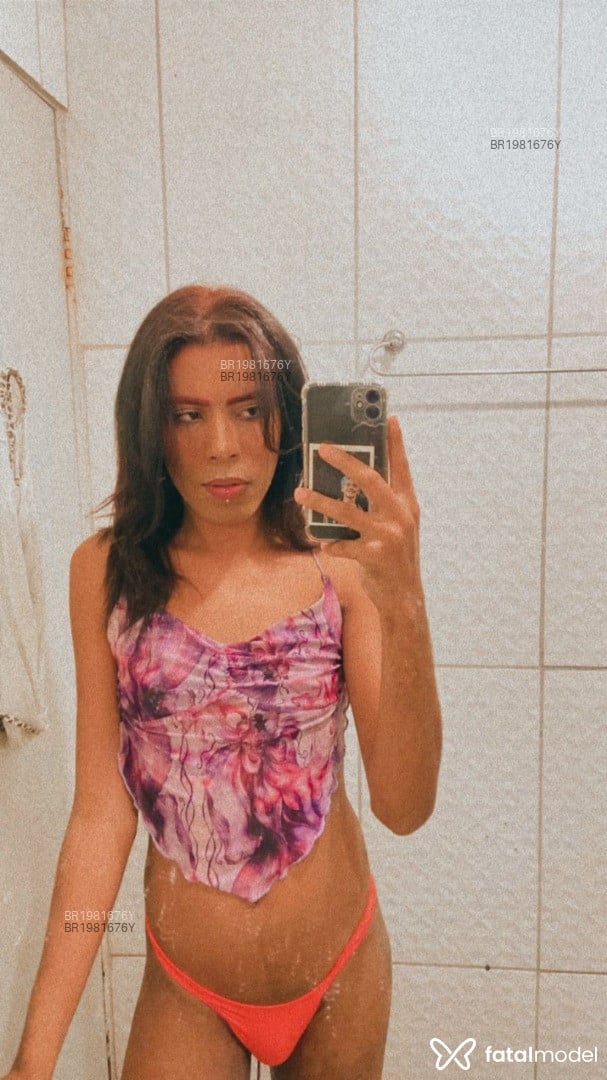 Acompanhante mulher trans com cabelo castanho de olhos pretos em Barueri - Thais