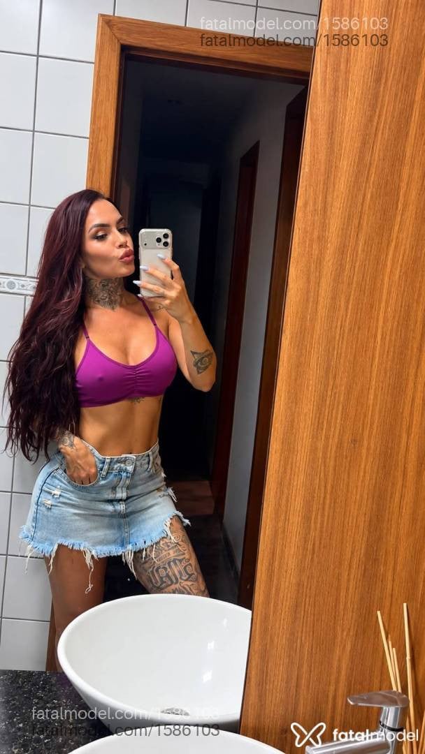 Acompanhante mulher trans ruiva (o) de olhos castanhos - Arielle garcez