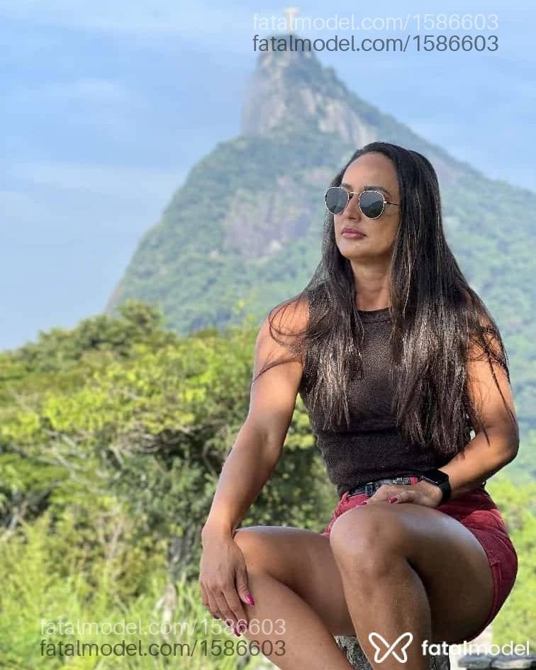 Acompanhante mulher com cabelo castanho de olhos mel em Bento Gonçalves - Jjuju