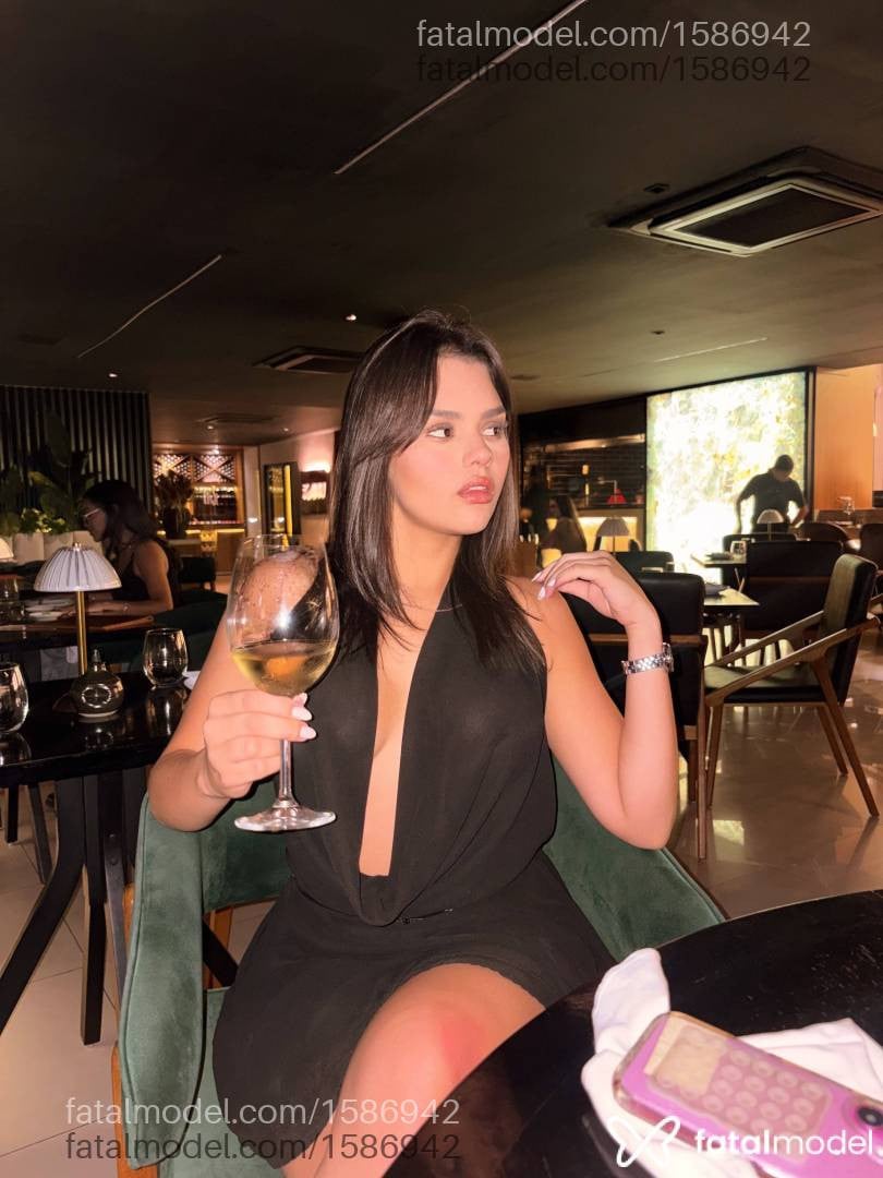Acompanhante mulher com cabelo castanho de olhos castanhos - Maria Bittencourt