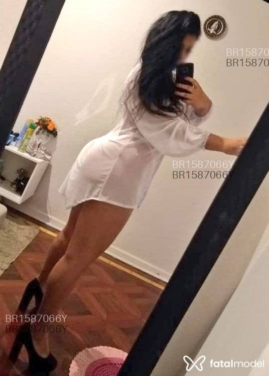 Acompanhante mulher com cabelo castanho de olhos castanhos em São Paulo Acompanhante mulher com cabelo castanho de olhos castanhos em São Paulo - Mirella Manciny