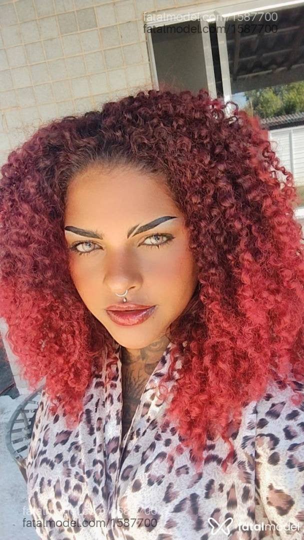 Acompanhante mulher ruiva (o) de olhos castanhos - Leonna