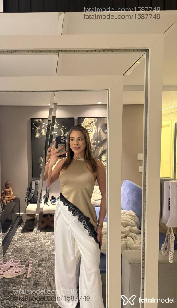Acompanhante mulher trans loira (o) de olhos mel - Leonnora Angel