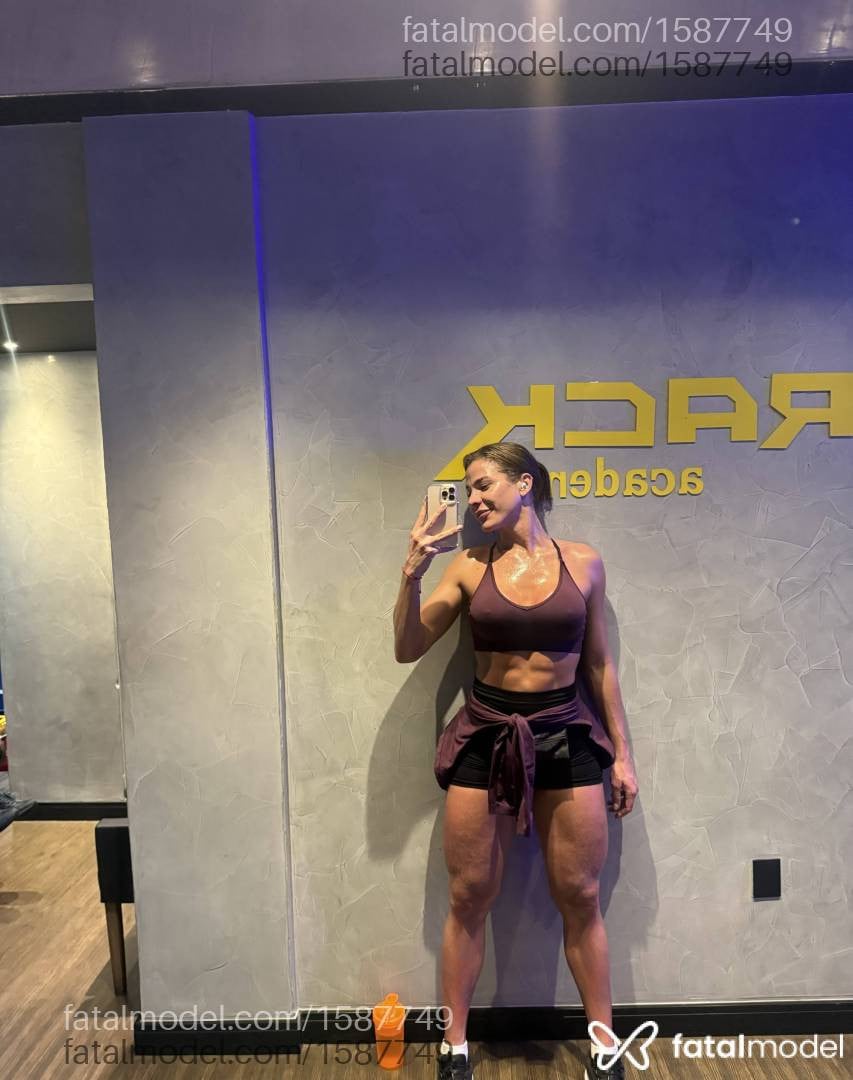 Acompanhante mulher trans loira (o) de olhos mel - Leonnora Angel