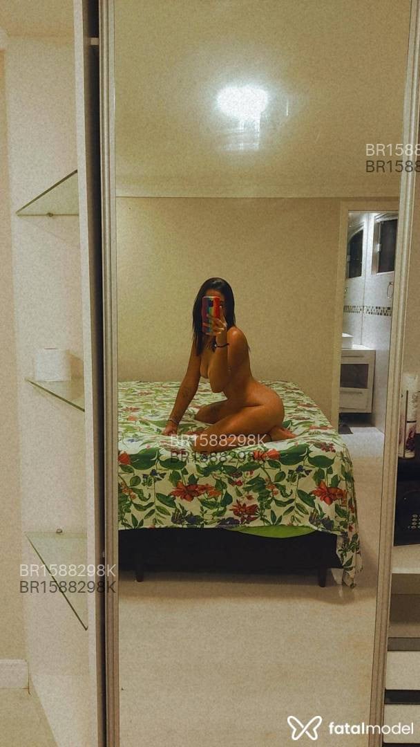 Acompanhante mulher com cabelo castanho de olhos castanhos em Balneário Camboriú - Julia Monteiro