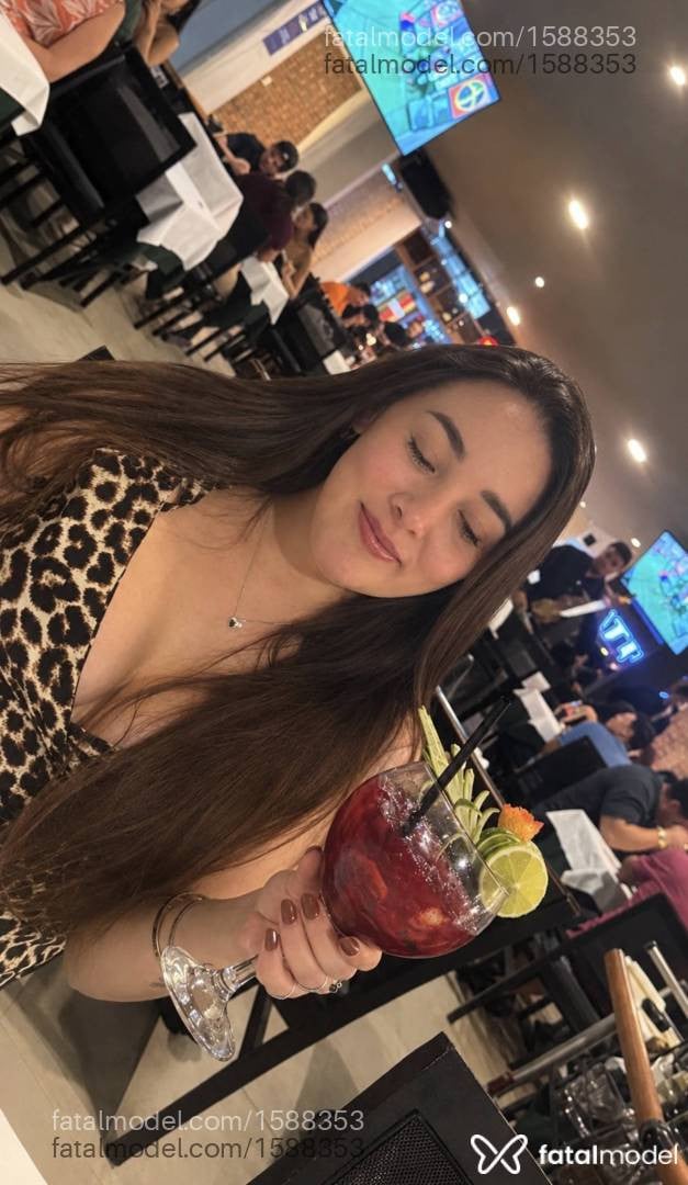 Acompanhante mulher com cabelo colorido de olhos castanhos - Larissa Moraes