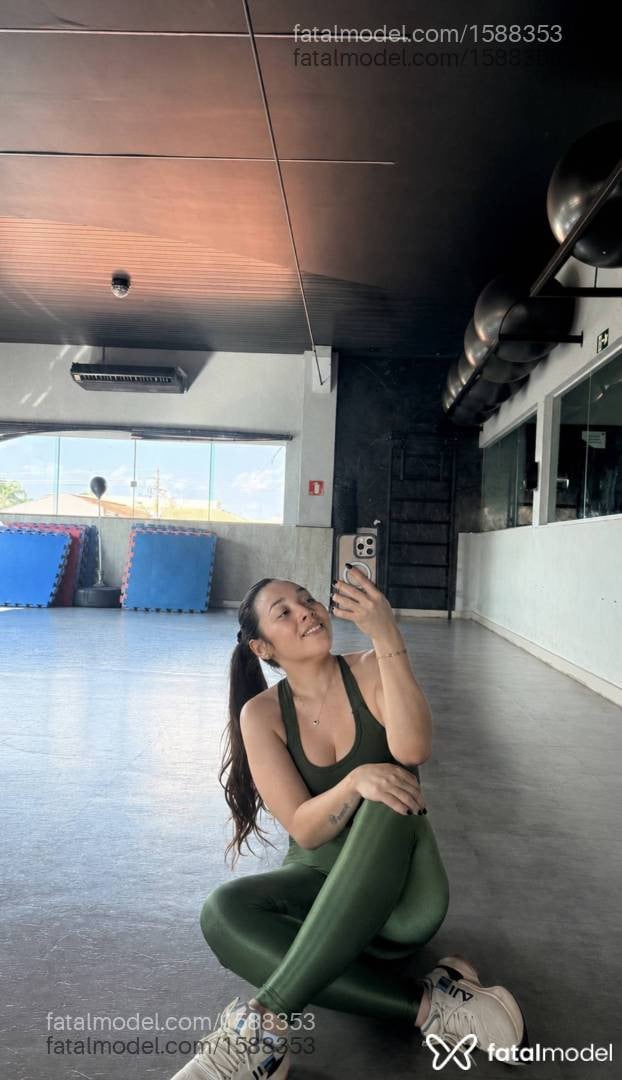 Acompanhante mulher com cabelo colorido de olhos castanhos - Larissa Moraes