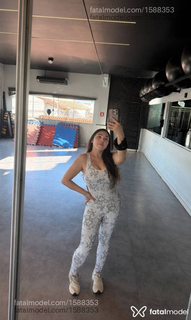 Acompanhante mulher com cabelo colorido de olhos castanhos - Larissa Moraes