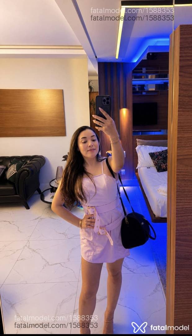 Acompanhante mulher com cabelo colorido de olhos castanhos - Larissa Moraes
