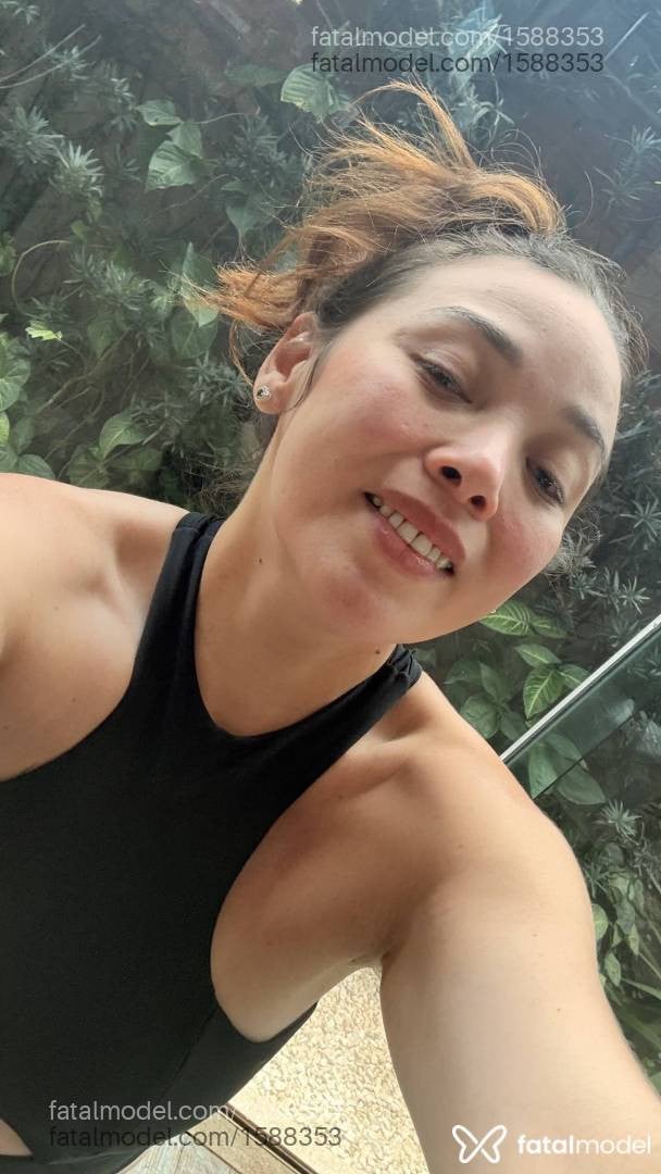 Acompanhante mulher com cabelo colorido de olhos castanhos - Larissa Moraes