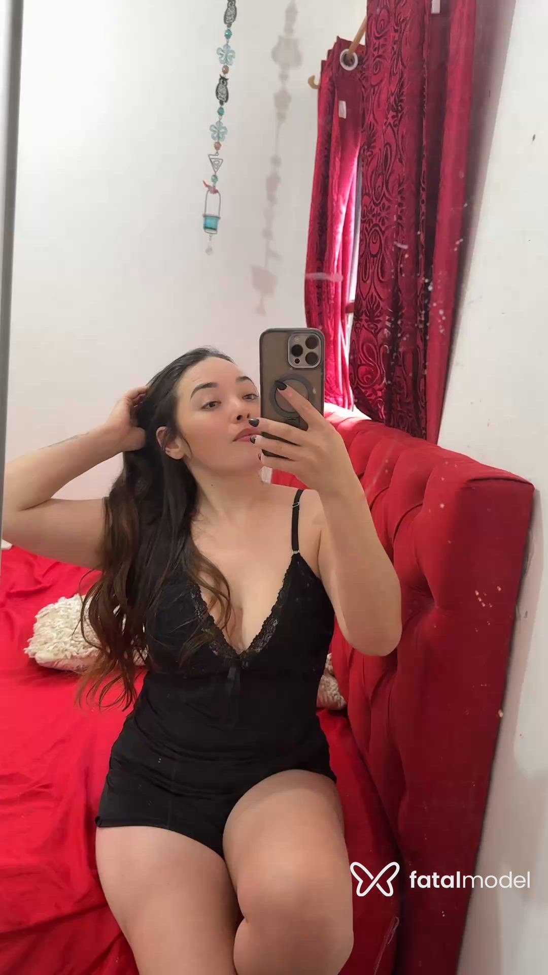 Acompanhante mulher com cabelo colorido de olhos castanhos - Larissa Moraes