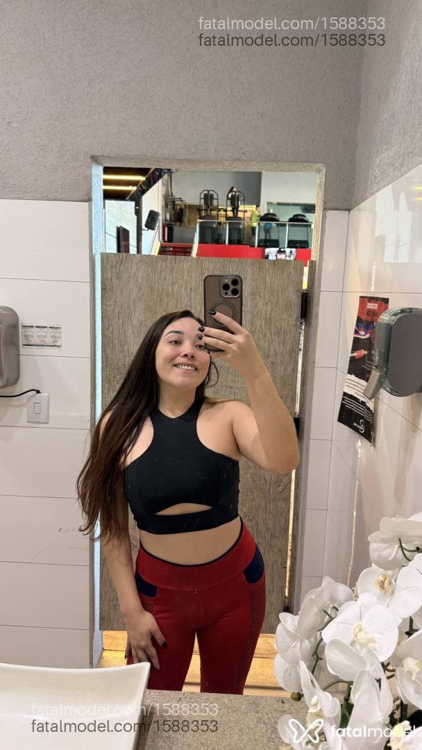 Acompanhante mulher com cabelo colorido de olhos castanhos - Larissa Moraes